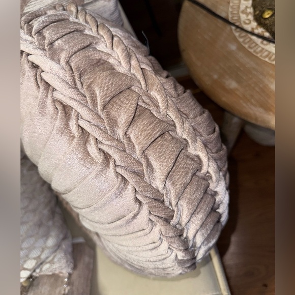 Luxurious Queen size Cream and Tan/Gray Comforter Set, Ornate,like new+3 pillows - Picture 5 of 15